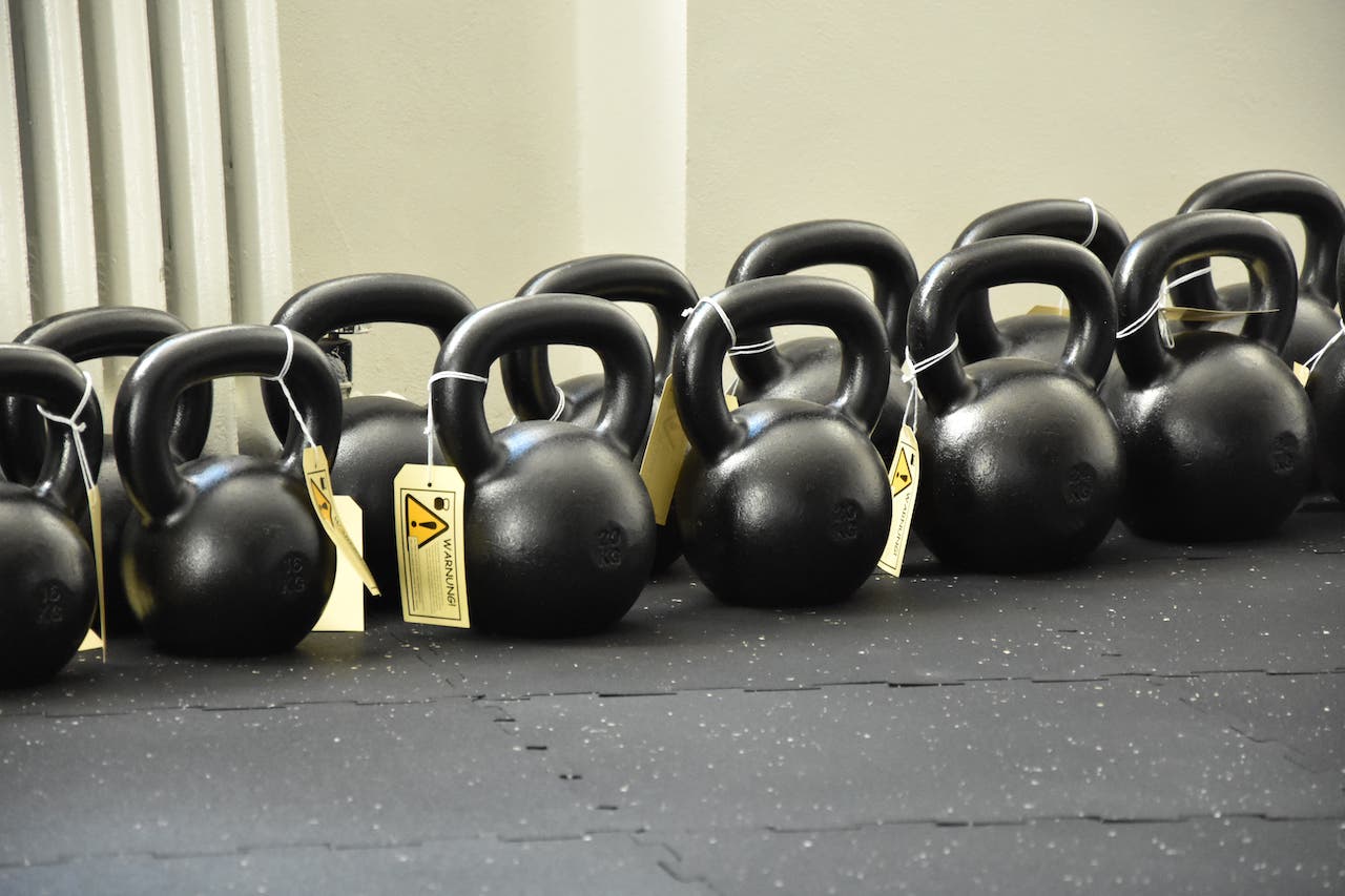 Řada kettlebellů na podlaze gymu