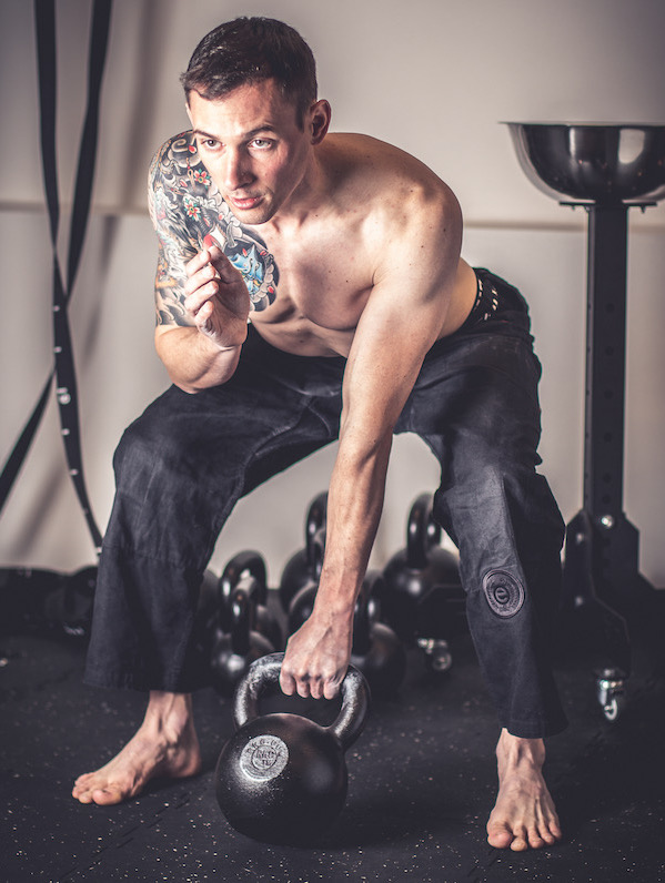 Jan Kužel při přítahu s kettlebellem v gymu